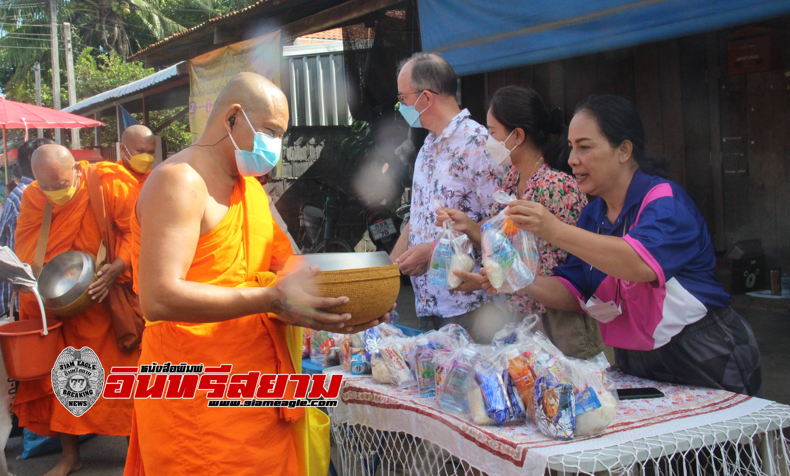 เพชรบูรณ์-วัดสว่างอรุณ บิณฑบาตตักบาตรเทโวเลี้ยงเด็กกำพร้า