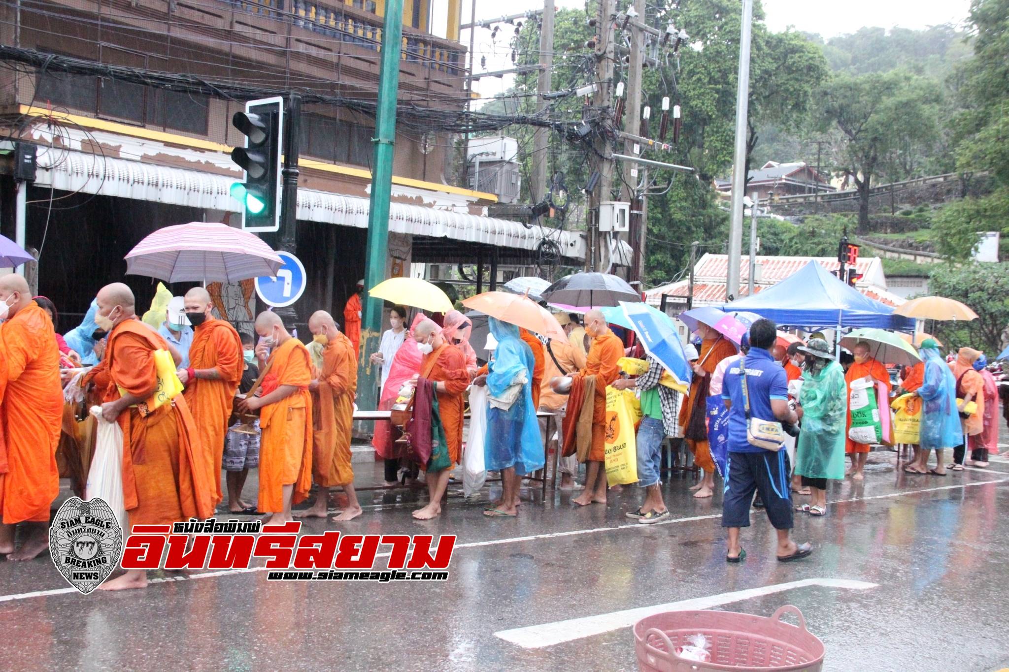 เพชรบุรี-ฝ่าฝน กางร่ม“ตักบาตรเทโว” ร่วมสายบุญแห่งศรัทธา