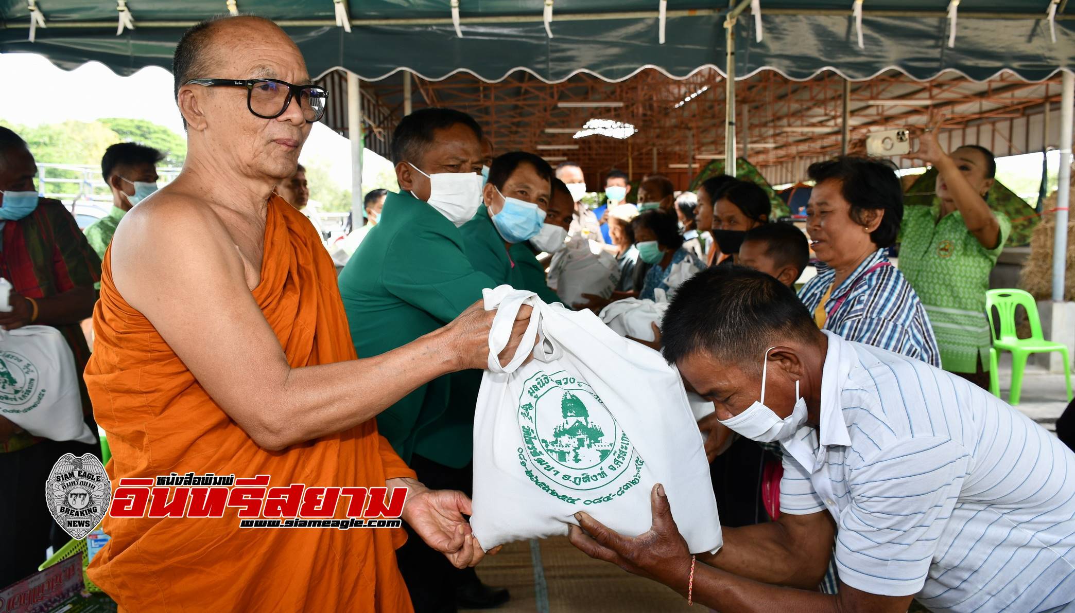 ศรีสะเกษ-“หลวงพ่อพุฒ”นำถุงยังชีพไปช่วยเหลือชาวบ้านโนนทรายถูกน้้ำท่วม