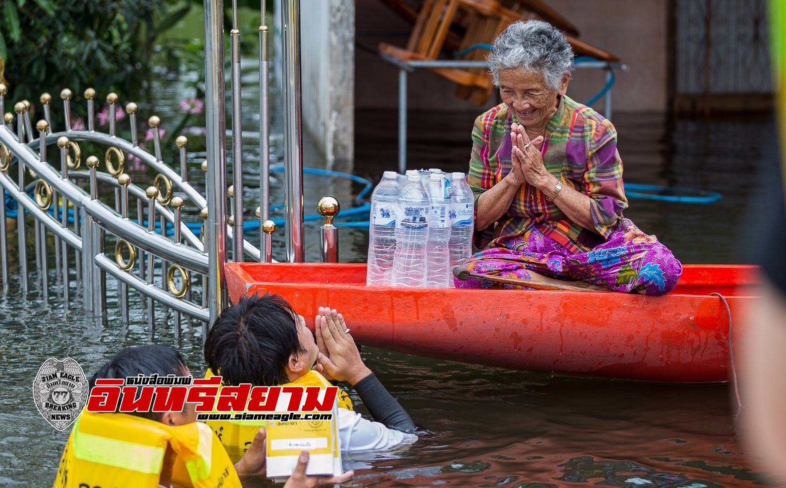 อุบลราชธานี-ชมรมสิงห์อาสาและเครือข่ายนักศึกษาฯ มอบเสบียงช่วยผู้ประสบภัยน้ำท่วม