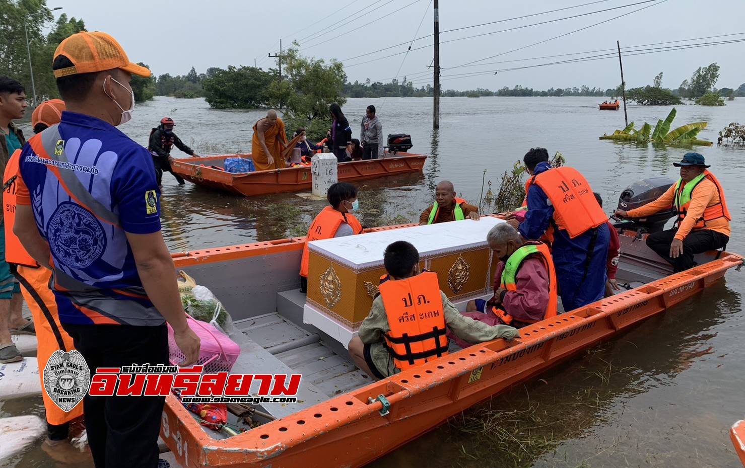 ศรีสะเกษ-สุดเศร้าญาติขนศพพระมรณภาพฝ่าน้ำท่วมกลับไปบำเพ็ญกุศลที่บ้าน