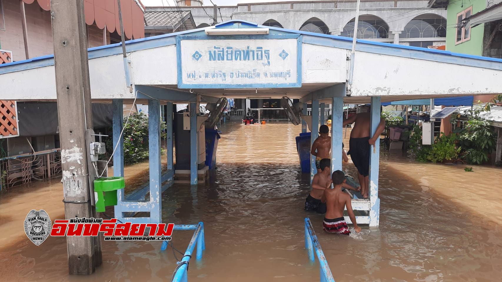 นนทบุรี-ท่วมหนักกว่าทุกวันชุมชนมัสยิดท่าอิฐได้รับผลกระทบกว่า 2000 หลังคาเรือน