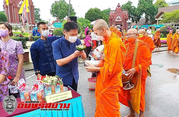 ประจวบคีรีขันธ์-ชาวบ้านนับพันร่วมสืบสานประเพณีตักบาตรเทโว ในเทศกาลออกพรรษา