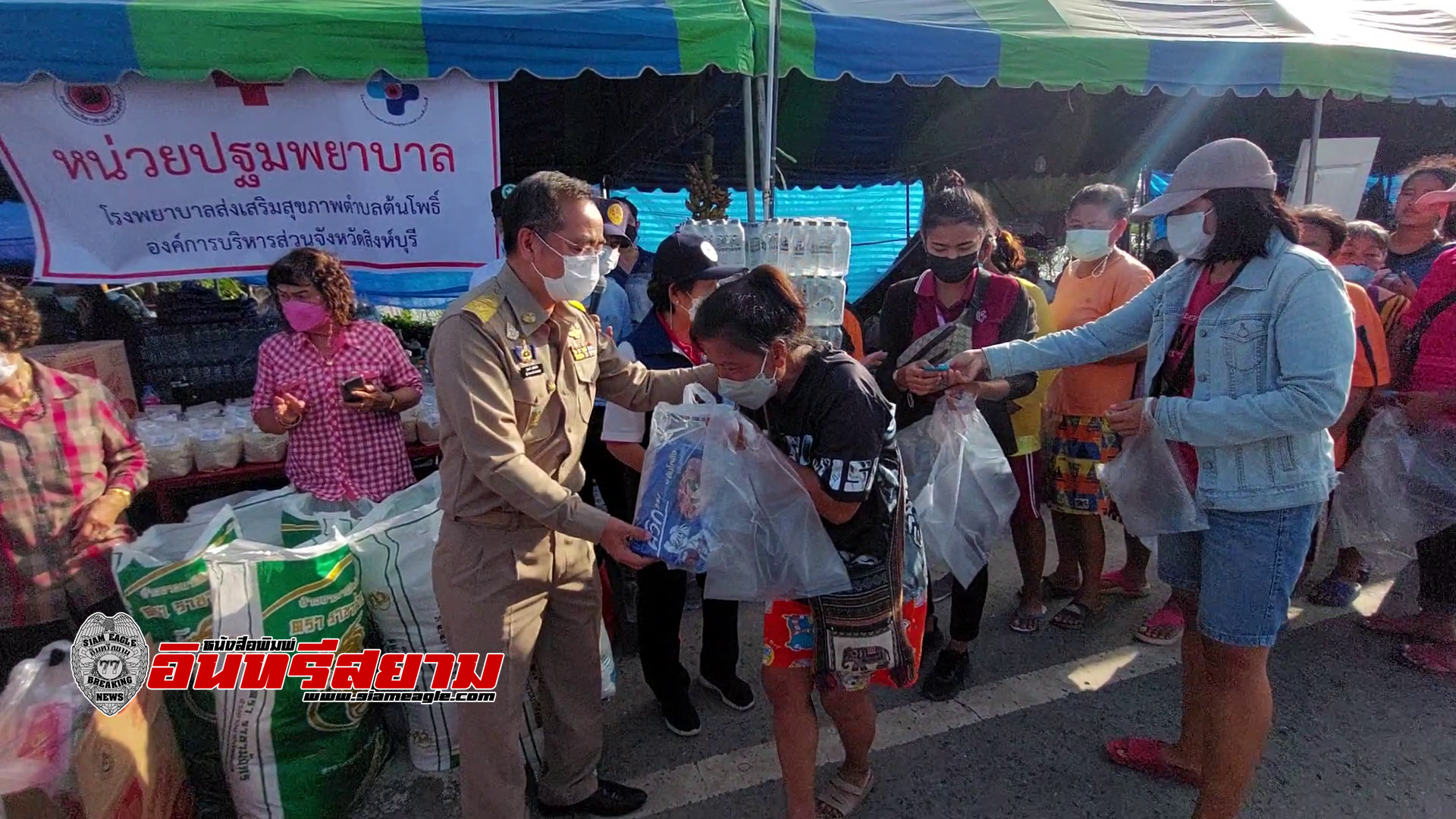 สิงห์บุรี-กาชาดมอบถุงยังชีพให้ผู้ประสบอุทกภัย ต.ต้นโพธิ์