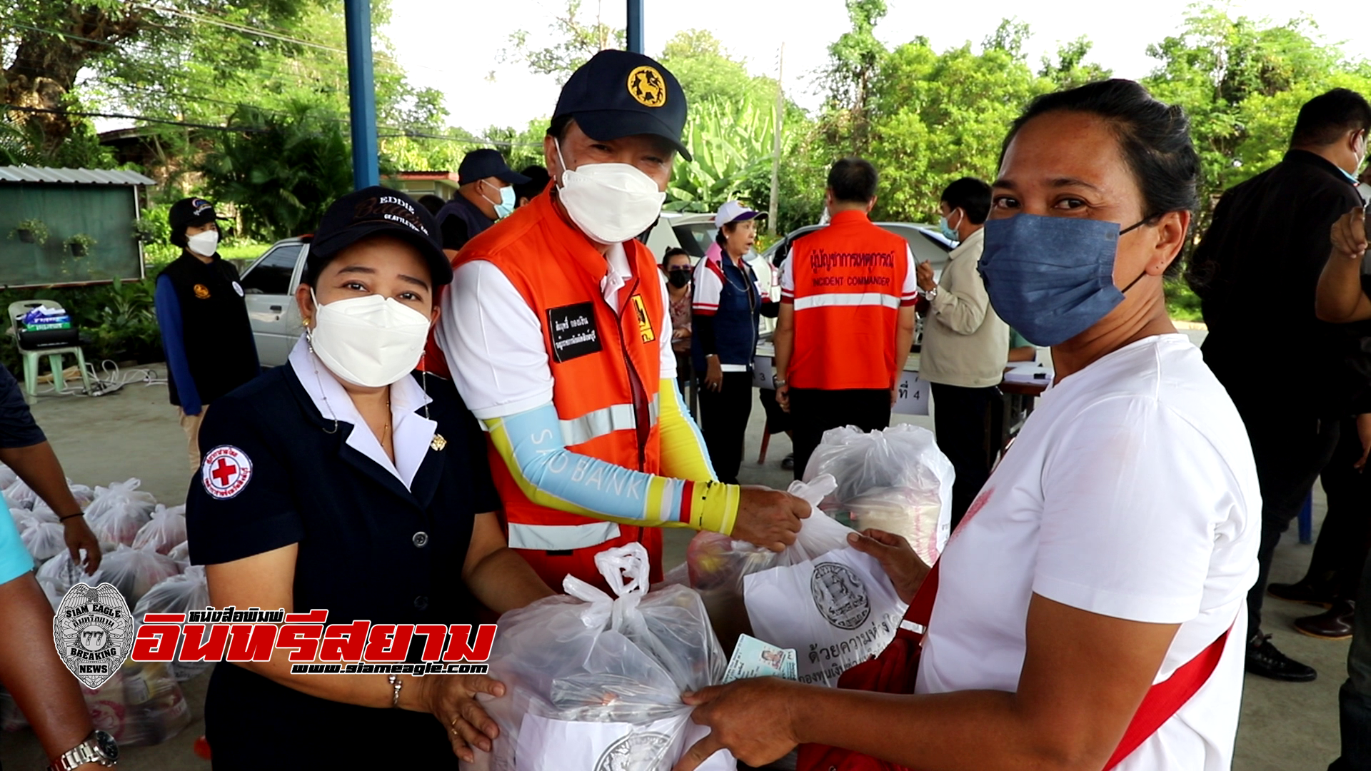 สิงห์บุรี-สำนักนายกรัฐมนตรี ส่งถุงยังชีพช่วยเหลือผู้ประสบอุทกภัย