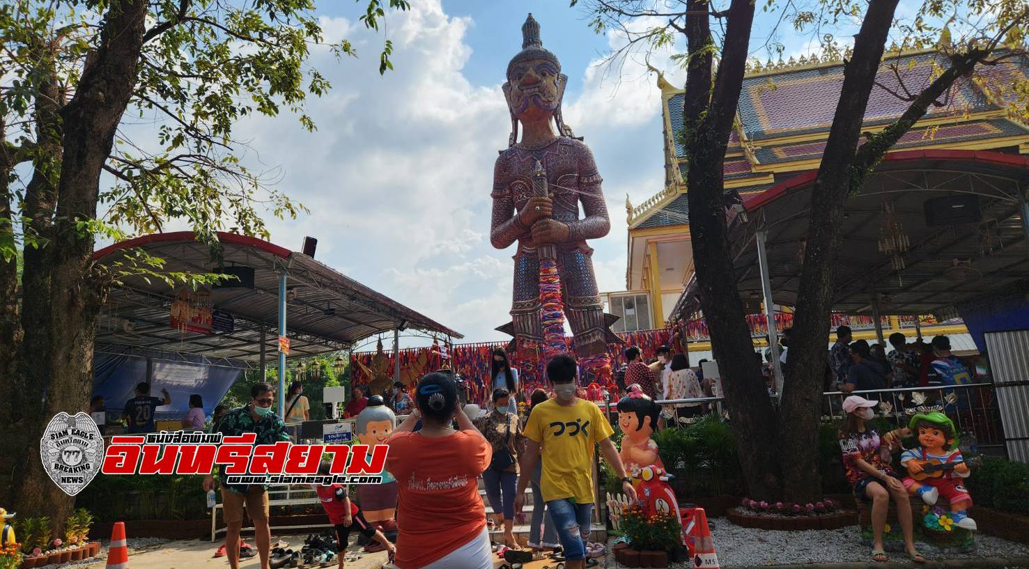 ปราจีนบุรี-ประชาชนศรัทธาขอพร โชคลาภ ปู่ท้าวเวสสุวรรณ วัดประทุมบูชา แห่ซื้อปลาแนมโบราณ