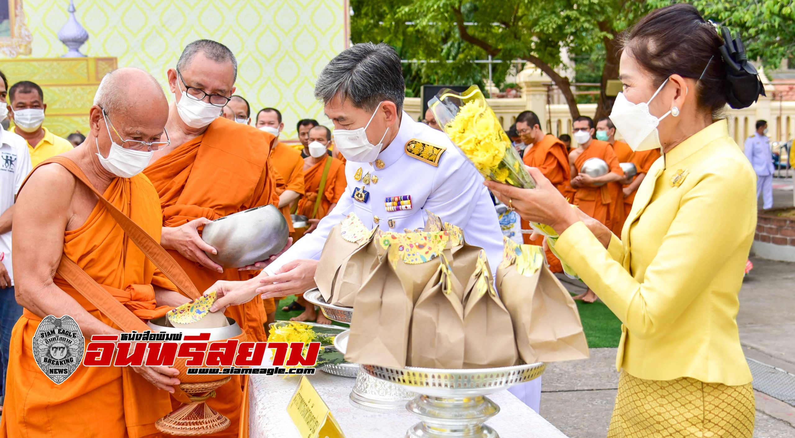 นครปฐม-จัดกิจกรรมทำบุญตักบาตรถวายพระราชกุศลฯ