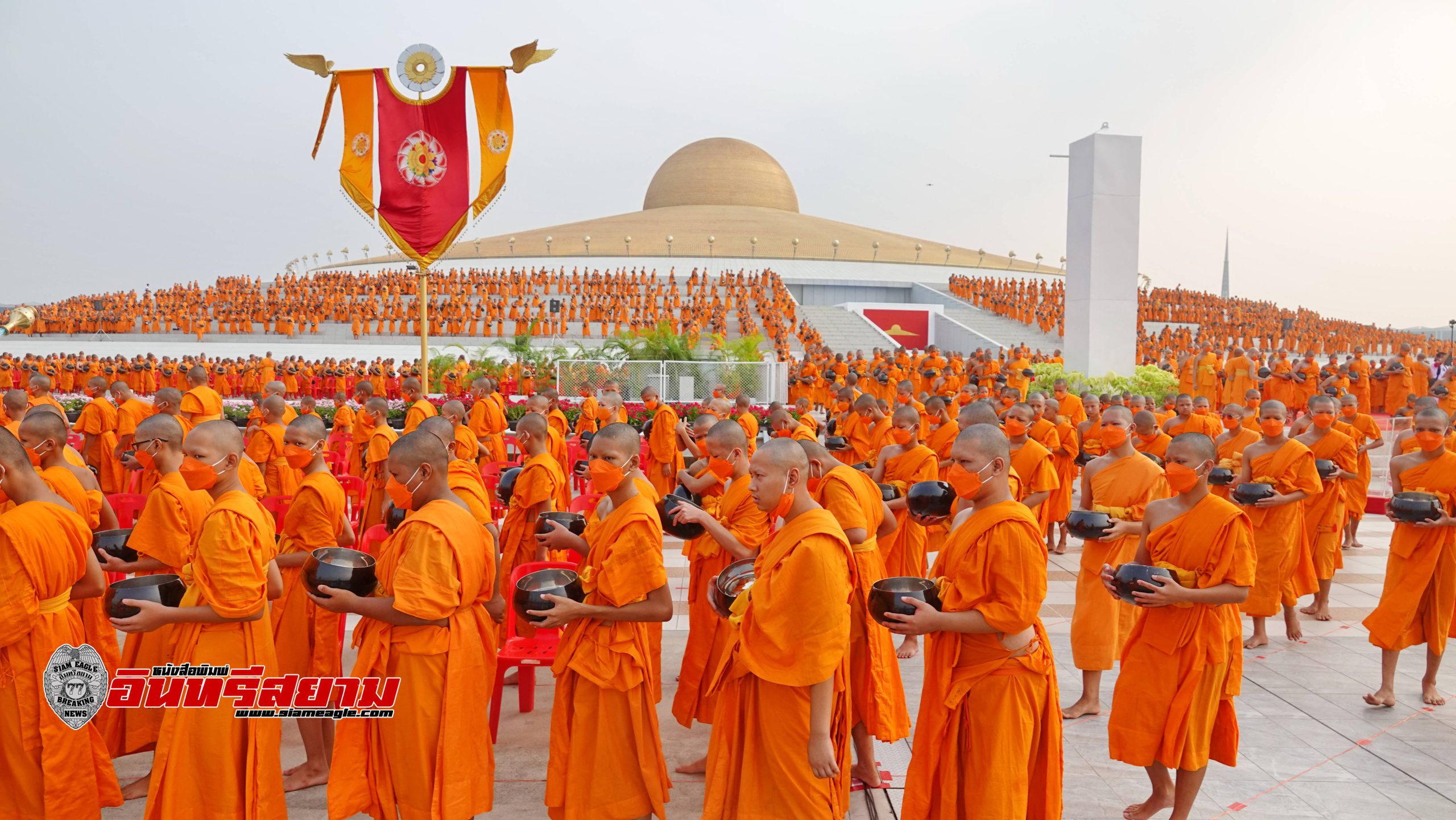 ปทุมธานี-พุทธศาสนิกชน 10,000 คน ร่วมบุญพร้อมกันตักบาตรสามเณร 5,000 รูป ในวันคุ้มครองโลก