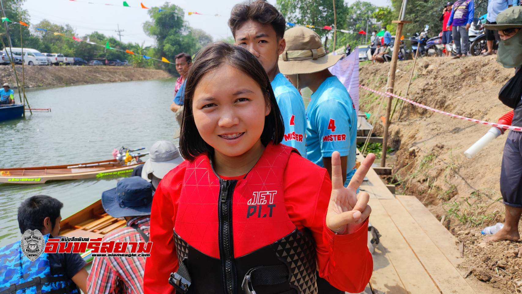 ปทุมธานี-“น้องแก้วเทพธิดาแห่งสายน้ำ..นักแข่งหญิงหนึ่งเดียวเข้าร่วมชิงชัยในการแข่งขันเรือเร็วประเพณี