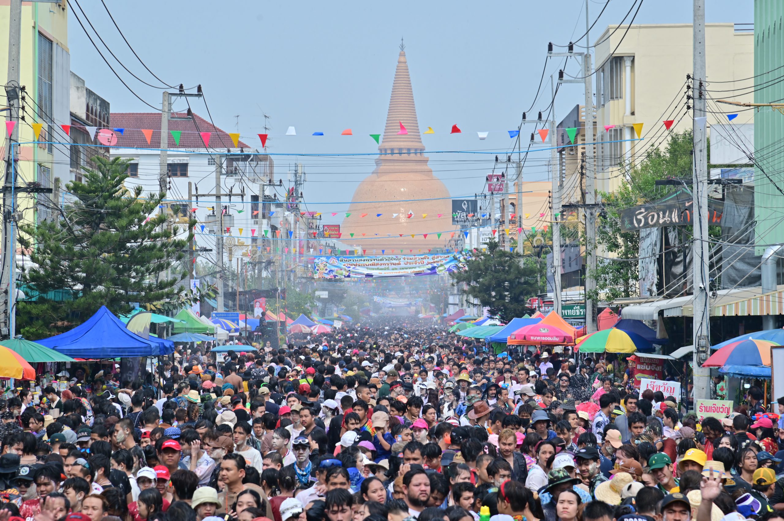 นครปฐม-ร่วมแห่ผ้าห่มองค์พระปฐมเจดีย์ สรงน้ำพระ และเล่นน้ำส่งท้ายวันสงกรานต์