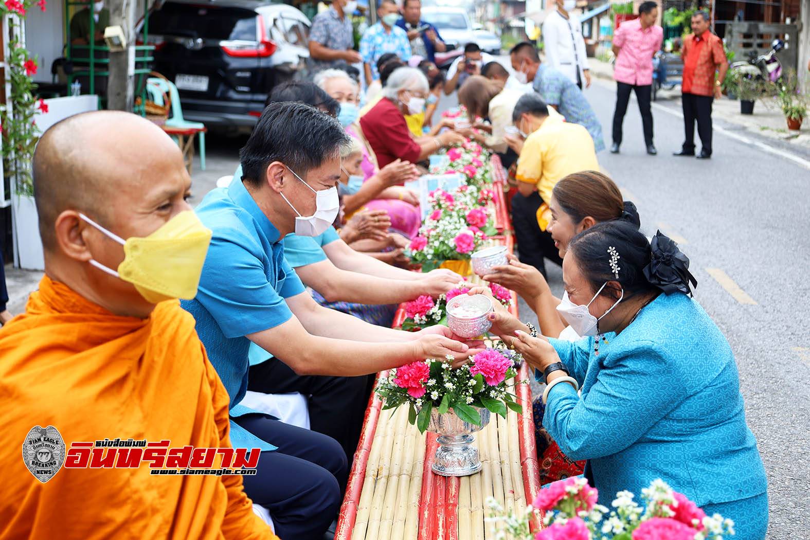 ประจวบคีรีขันธ์-ผู้ว่าฯนำข้าราชการ-ประชาชนสรงน้ำพระและรดน้ำขอพรผู้สูงอายุในเทศกาลสงกรานต์