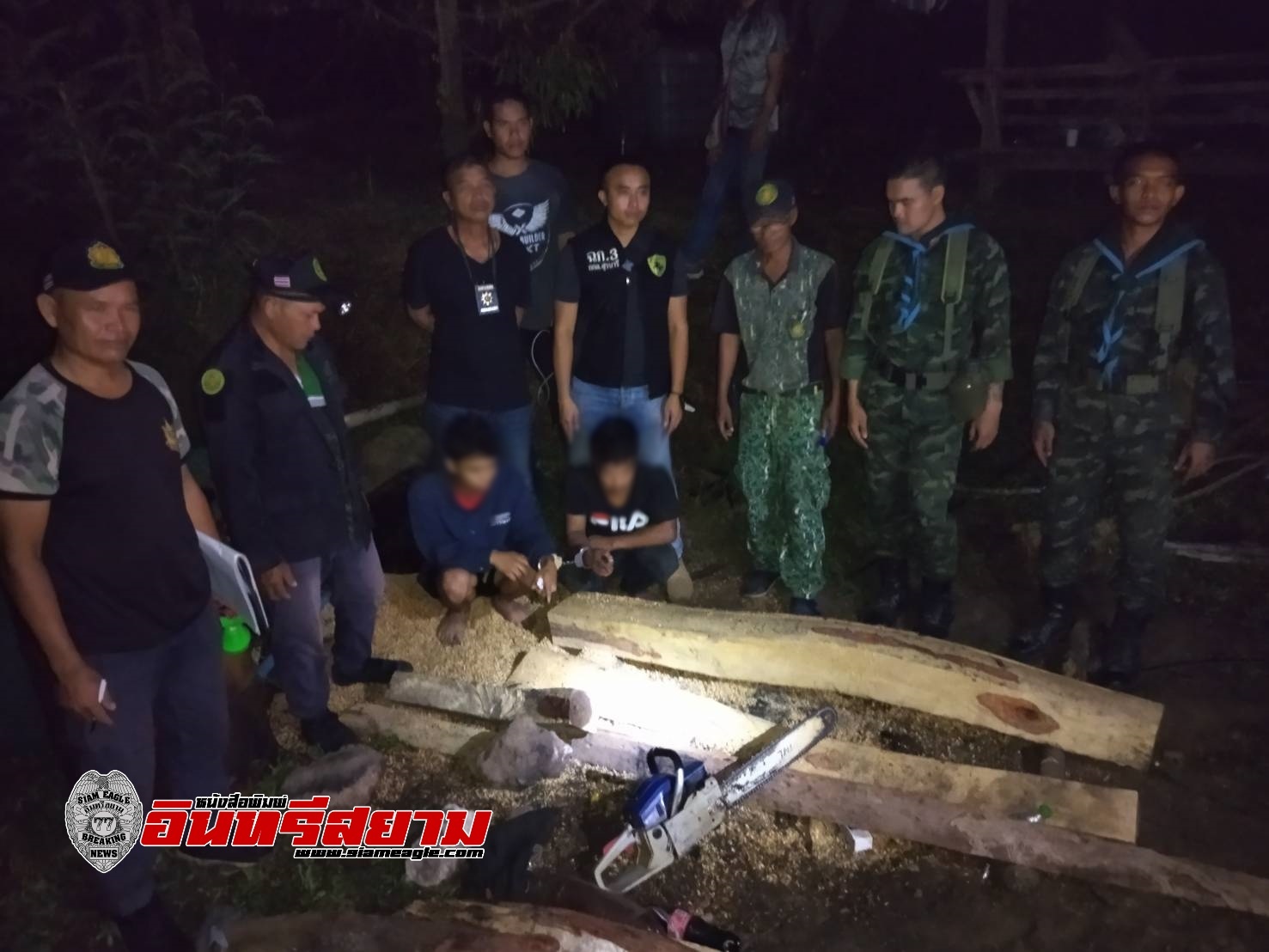 ศรีสะเกษ-คาหนังคาเขาจับ 2 หนุ่มลอบเลื่อยไม้พะยูงฝังดิน 21 ท่อนค่ากว่า 2 ล้านบาท