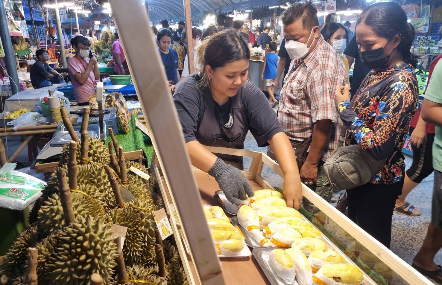 ปราจีนบุรี-งานวันเกษตรกรวันแรก..คนแห่ชิม ช้อปผลไม้..โดยเฉพาะทุเรียนกำไรเหยียบหมื่นบาท