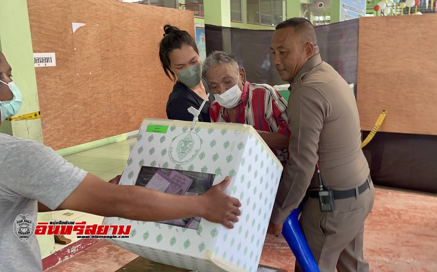 ชลบุรี-ชื่นชม..!!ตำรวจทำดี ช่วยเหลืออำนวยความสะดวกผู้สูงอายุ-ผู้พิการ ให้ได้ใช้สิทธิเลือกตั้ง