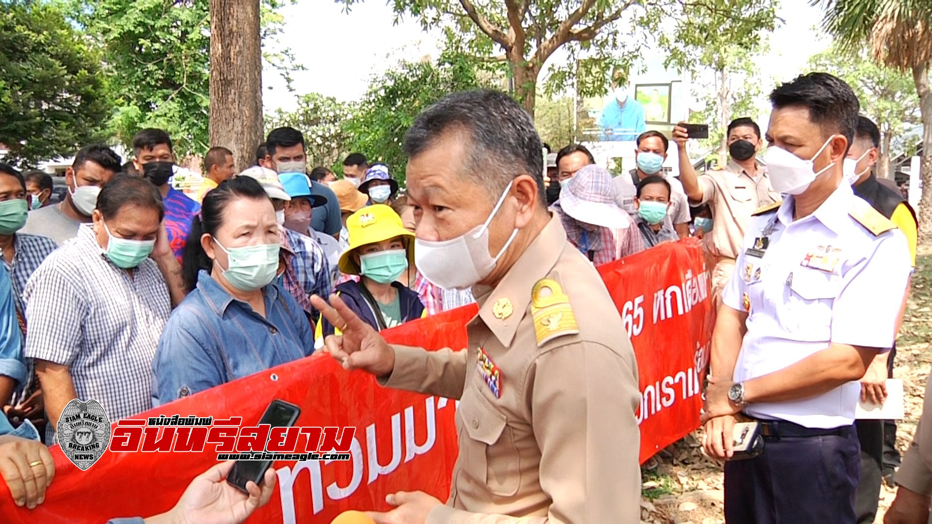 สุพรรณบุรี-เกษตรกรผู้เลี้ยงกุ้งเลี้ยงปลาราว 200 คนติดตามเงินเยียวยาน้ำท่วม