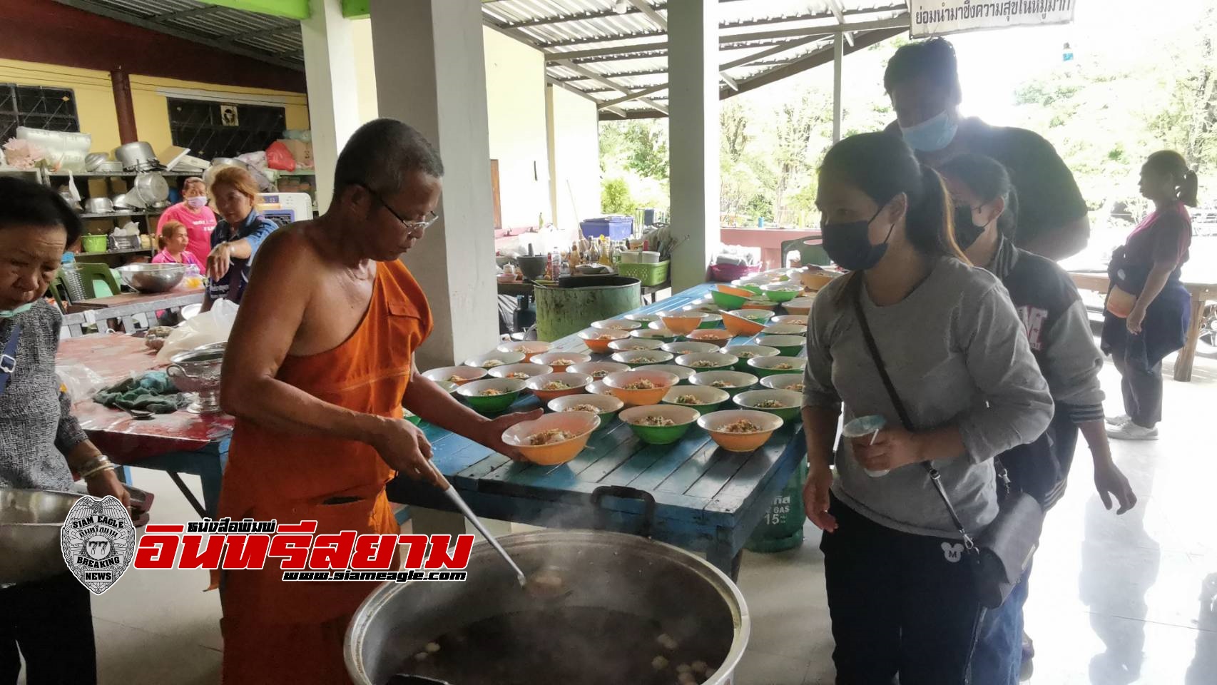 สุพรรณบุรี-ทำบุญใหญ่ครบ 5 ปี โรงทานปันน้ำใจช่วยเหลือชาวบ้านอิ่มท้อง