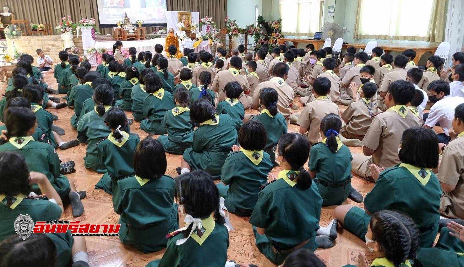 ปราจีนบุรี-โรงเรียนเทศบาล 2 จัดกิจกรรมสวดมนต์ นั่งสมาธิ ฟังพระธรรมเทศนาถวายพระกุศล