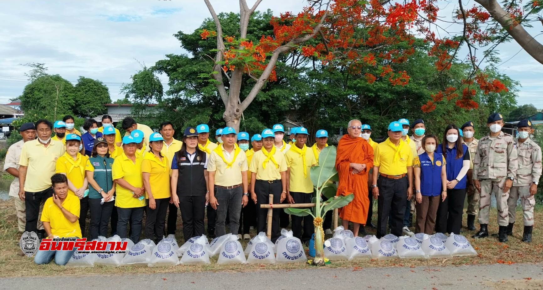 ปทุมธานี-ชาวลาดหลุมแก้วร่วมปล่อยปลา ปลูกต้นไม้ และมอบสิ่งของให้คนยากไร้