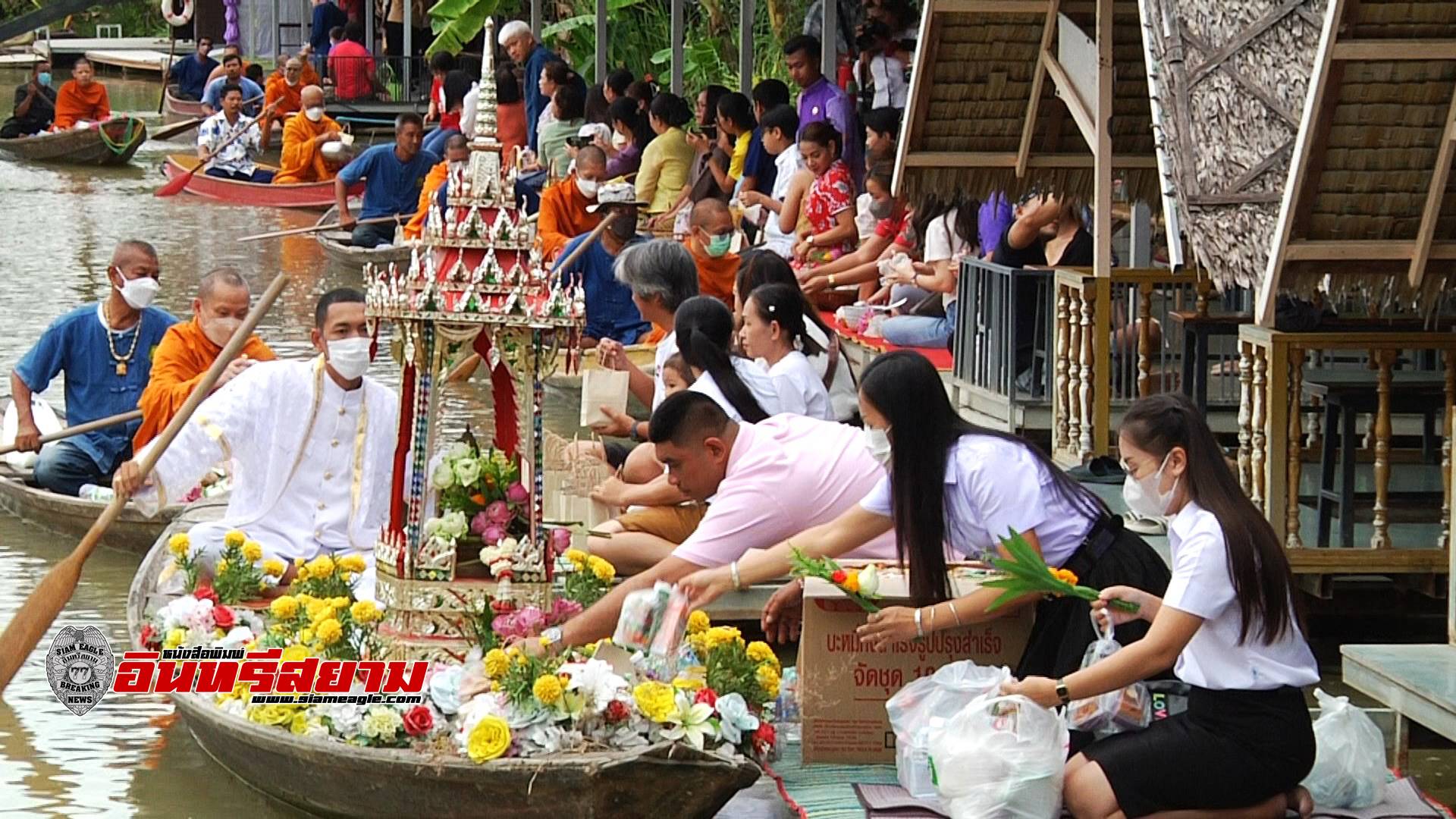 สุพรรณบุรี-วันหยุด..สาธุชนนักท่องเที่ยวแห่ตักบาตรทางน้ำ..สวนกล้วยคึกคัก