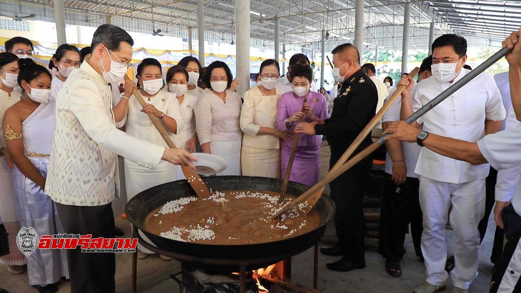 ลพบุรี-สืบสานประเพณีโบราณ กวนข้าวทิพย์ถวายเป็นพุทธบูชาเนื่องในเทศกาลวันวิสาขบูชา