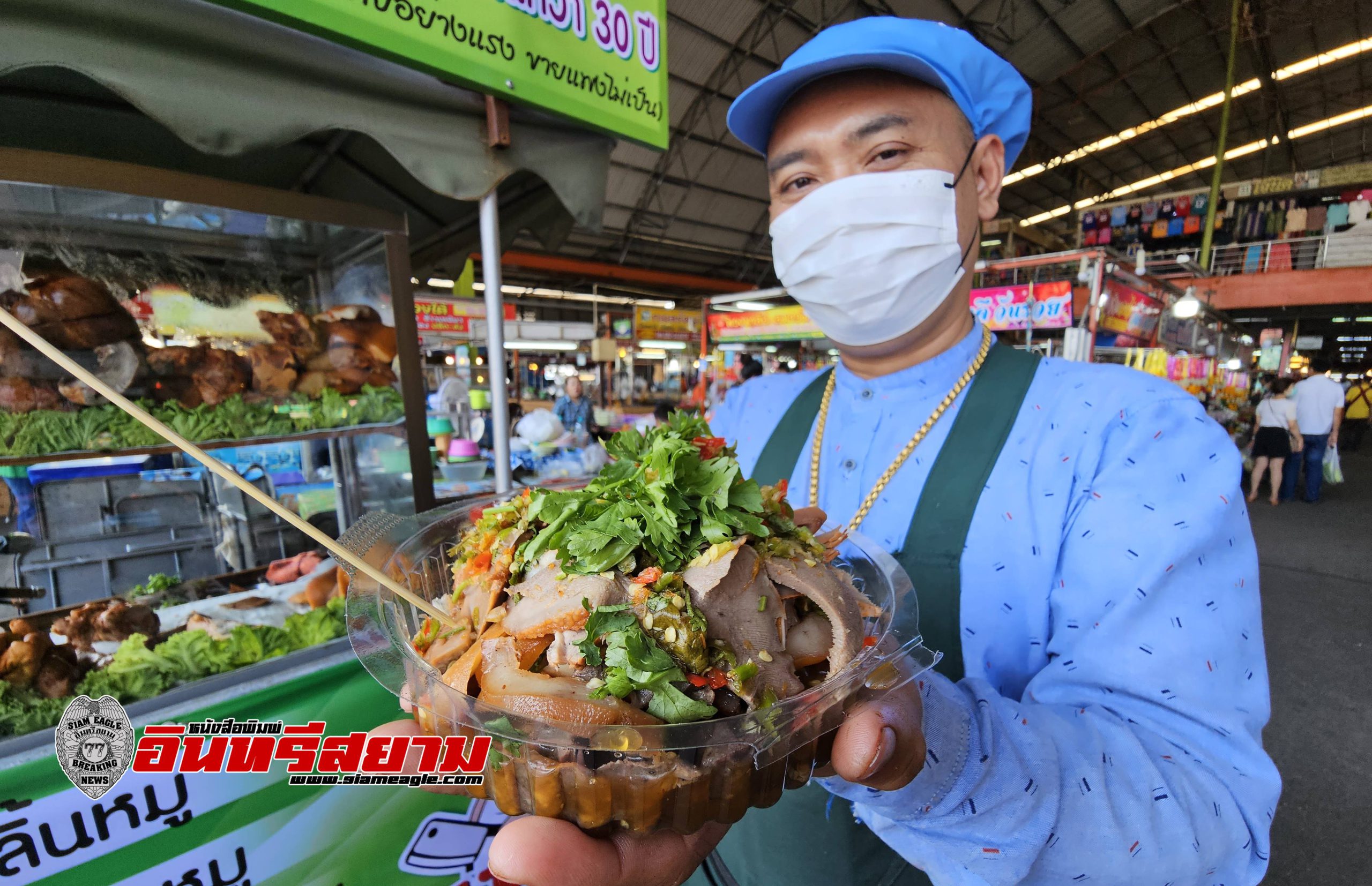 ราชบุรี-พ่อค้าขายหมูตู้นานกว่า 30 ปี โชว์ฝีมือหลับตาหั่นหมู ขายดีหมดภายใน 3 ชั่วโมง