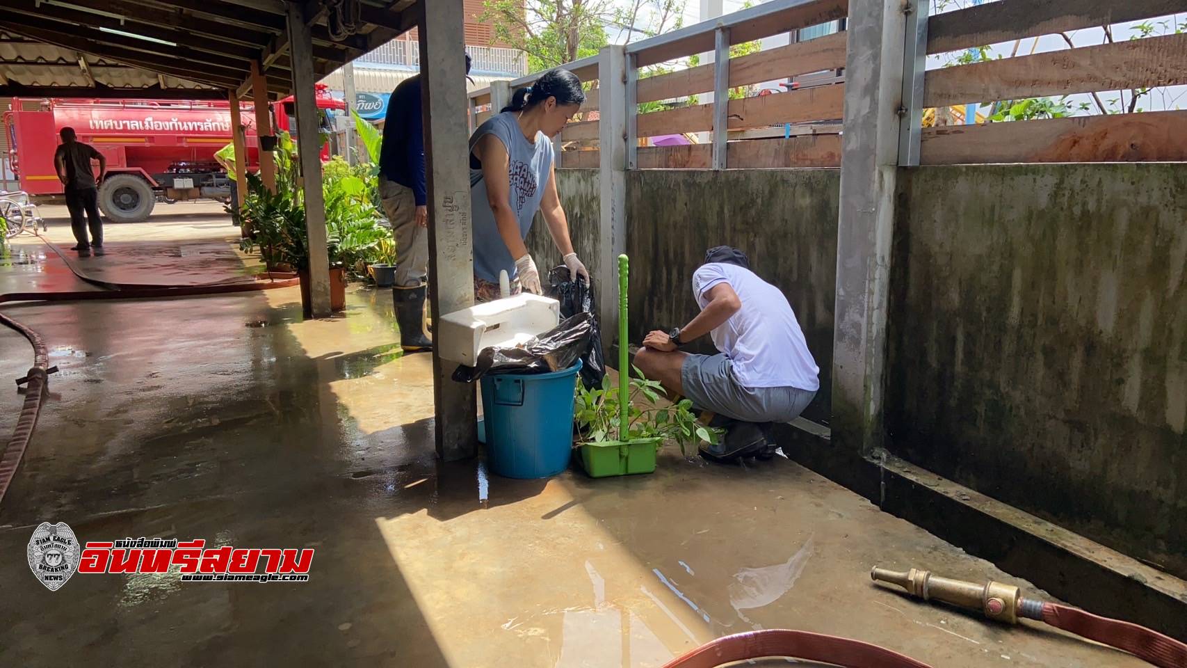 ศรีสะเกษ-ช่วยเหลือหญิงชราวัย 84 ปีป่วยติดเตียงถูกน้ำท่วมบ้านถึงเตียงนอน