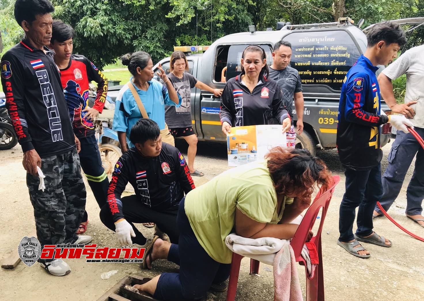 ตราด-“สาวตกท่อ”กู้ภัยตัดถ่างช่วย เหตุฝาท่อร่องใหญ่ร้องลั่นทุ่ง เตือนภัยให้ระมัดระวัง