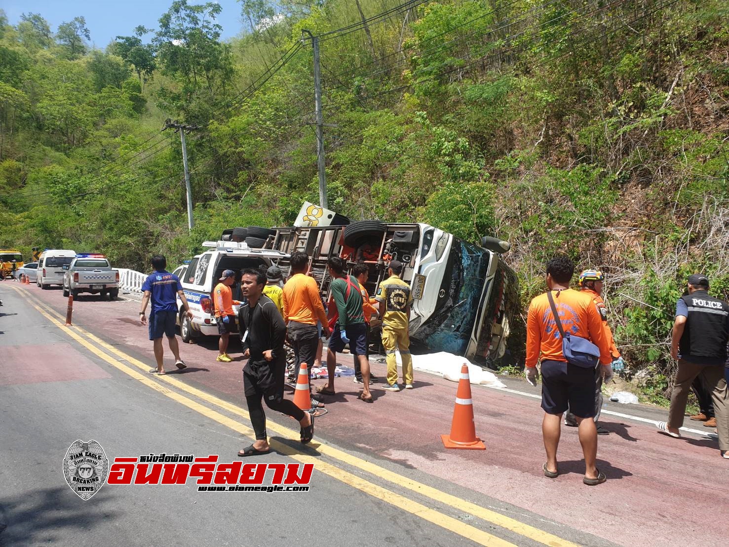 กาญจนบุรี-รถทัวร์พลิกคว่ำบริเวณเขาตับเต่า