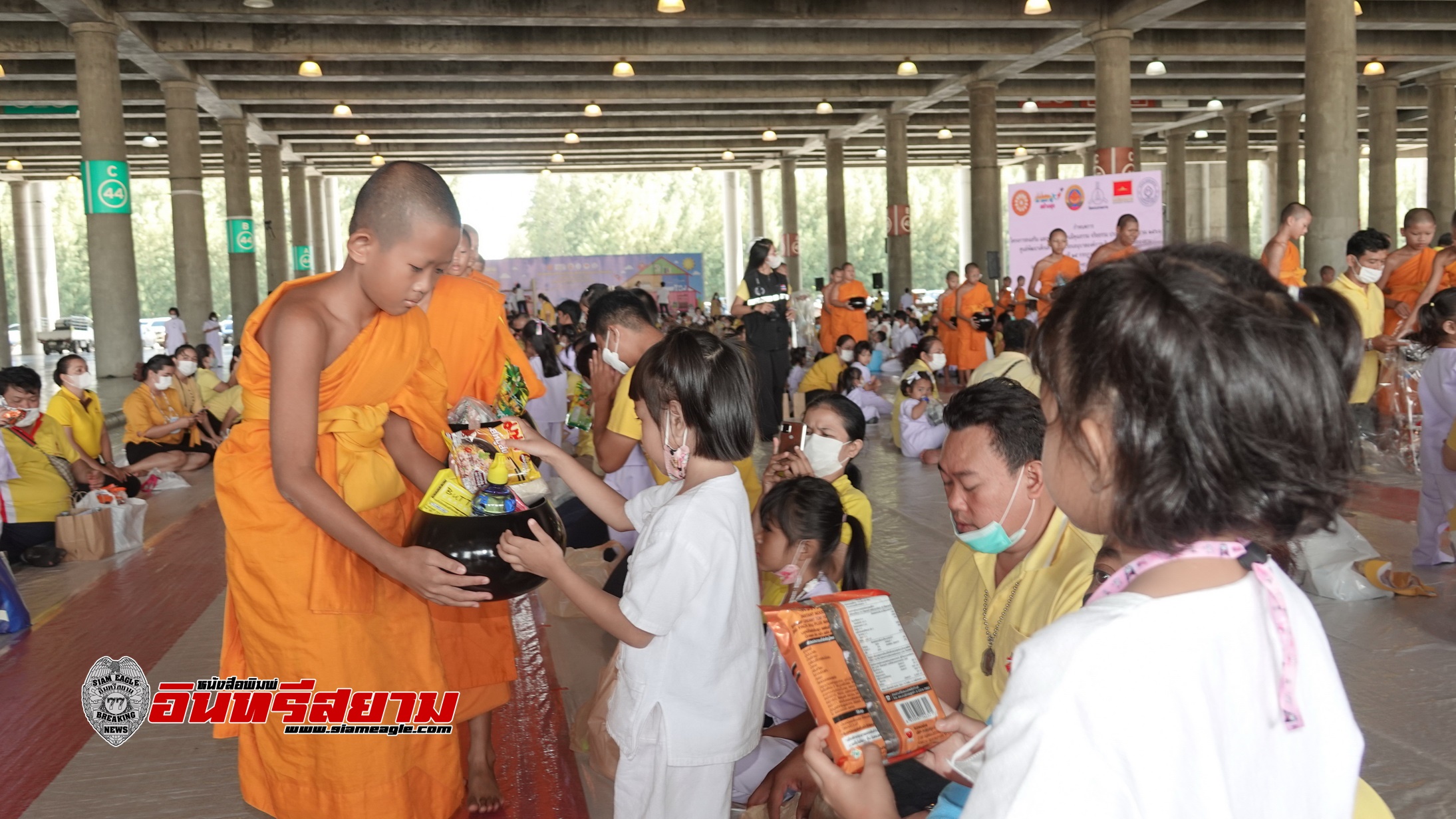 ปทุมธานี-เด็กอนุบาล อบต.คลองสาม พร้อมผู้ปกครองร่วมบุญตักบาตรพระสงฆ์72รูป ถวายพระราชกุศล