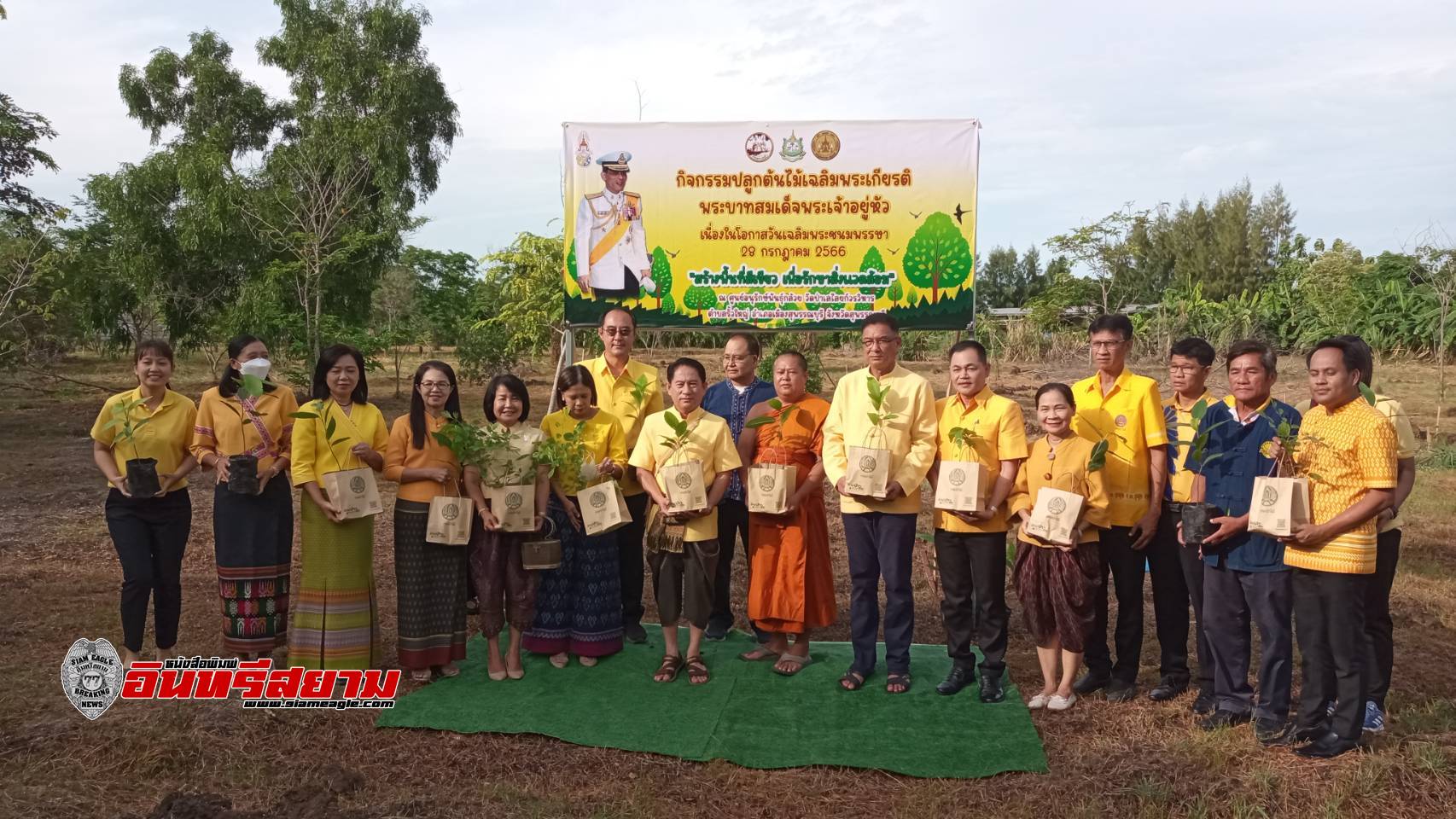 สุพรรณบุรี-ทำบุญตักบาตรทางน้ำและร่วมกิจกรรมปลูกต้นไม้เฉลิมพระเกียรติฯ