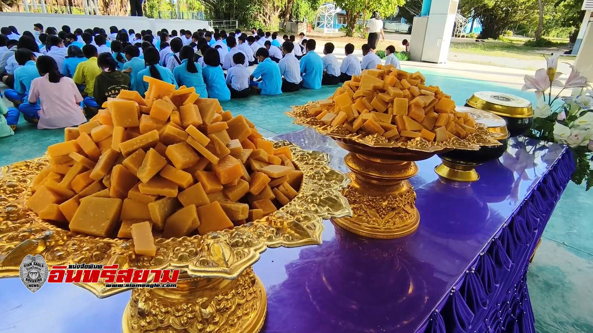 อุทัยธานี-โรงเรียนทัพทันอนุสรณ์จัดกิจกรรมหล่อเทียนพรรษา