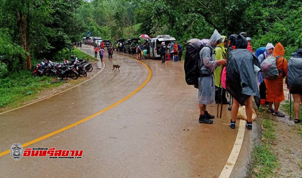 ตาก-วันหยุดยาววันแรก นักท่องเที่ยวกว่า 700 คน มุ่งสู่”น้ำตกปิตุ๊โกร”