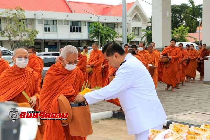 ร้อยเอ็ด-จัดกิจกรรมทำบุญตักบาตรถวายเป็นพระราชกุศลฯ