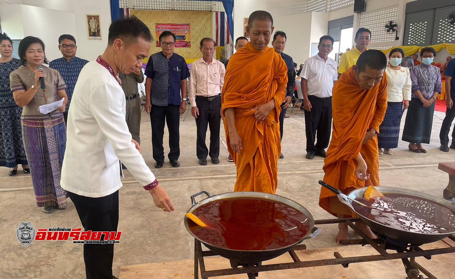 อุดรธานี-นายอำเภอประจักษ์ศิลปาคม เป็นประธานพิธีหล่อเทียนพรรษา