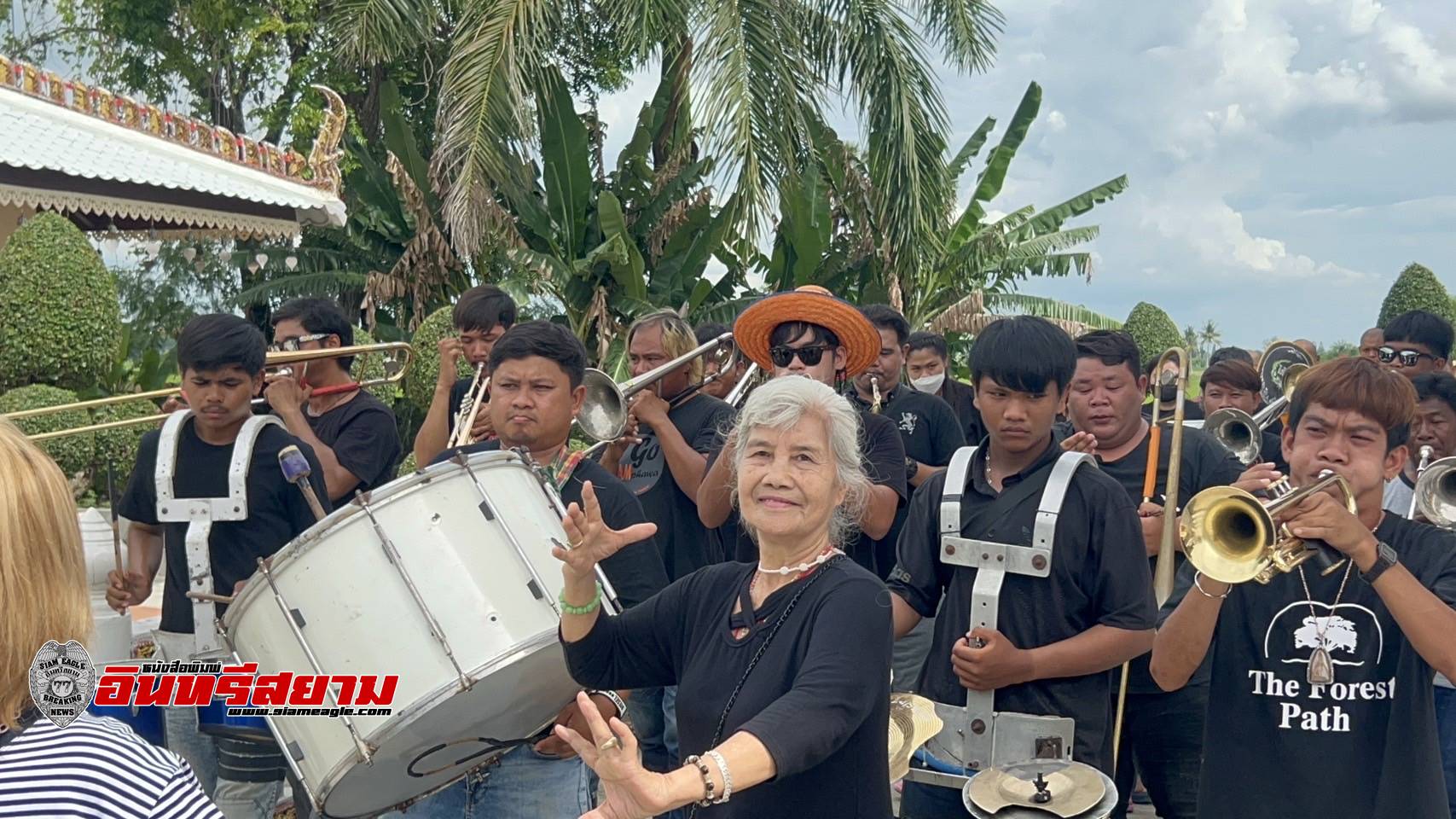 สุพรรณบุรี-แตรวง..นางรำ..เต้นแห่ศพรอบเมรุก่อนฌาปนกิจศพ