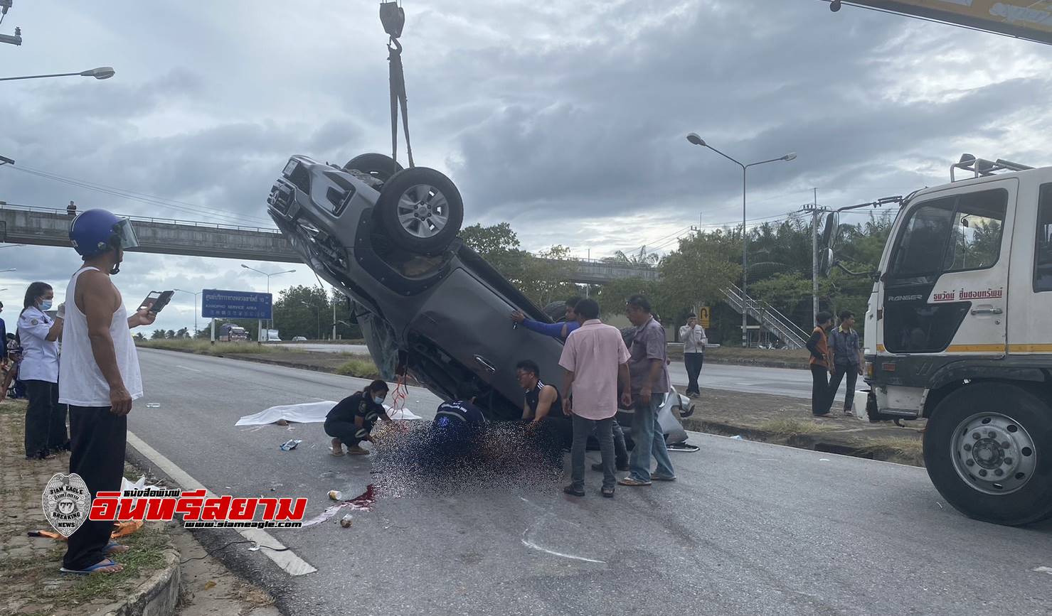 ประจวบคีรีขันธ์-ฝนตกถนนลื่นเรถแหกโค้งดับ 2 บาดเจ็บ 4