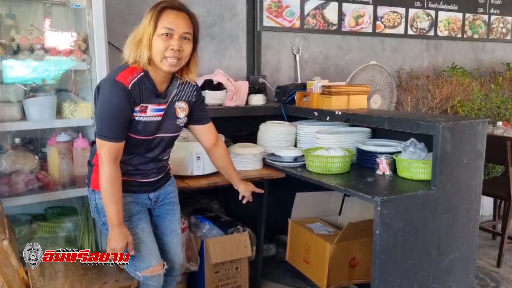 นนทบุรี-วงจรปิด เจ้าของร้านก๋วยเตี๋ยวช้ำ ถูกคนร้ายก่อเหตุขโมยถังแก๊ส-พัดลม 2 ครั้งในคืนเดียว