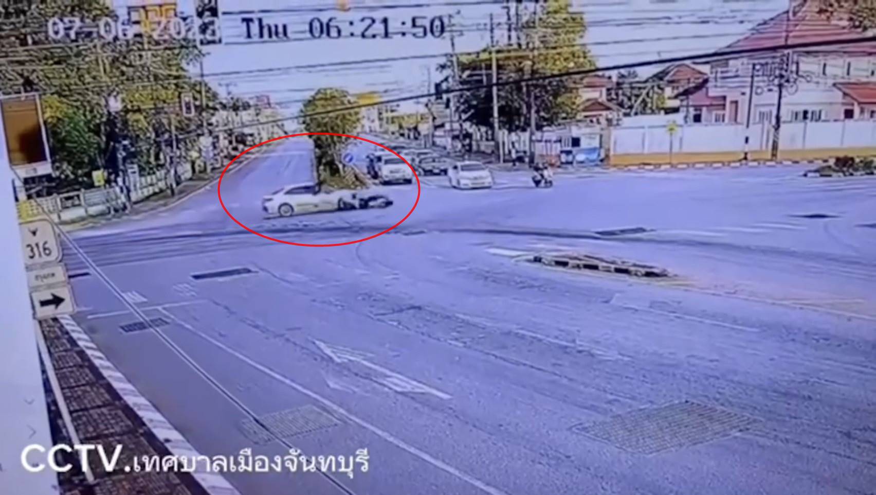 จันทบุรี-ข้ามแยกไฟแดงถูกเก๋งฝ่าไฟแดงชนร่างกระเด็น