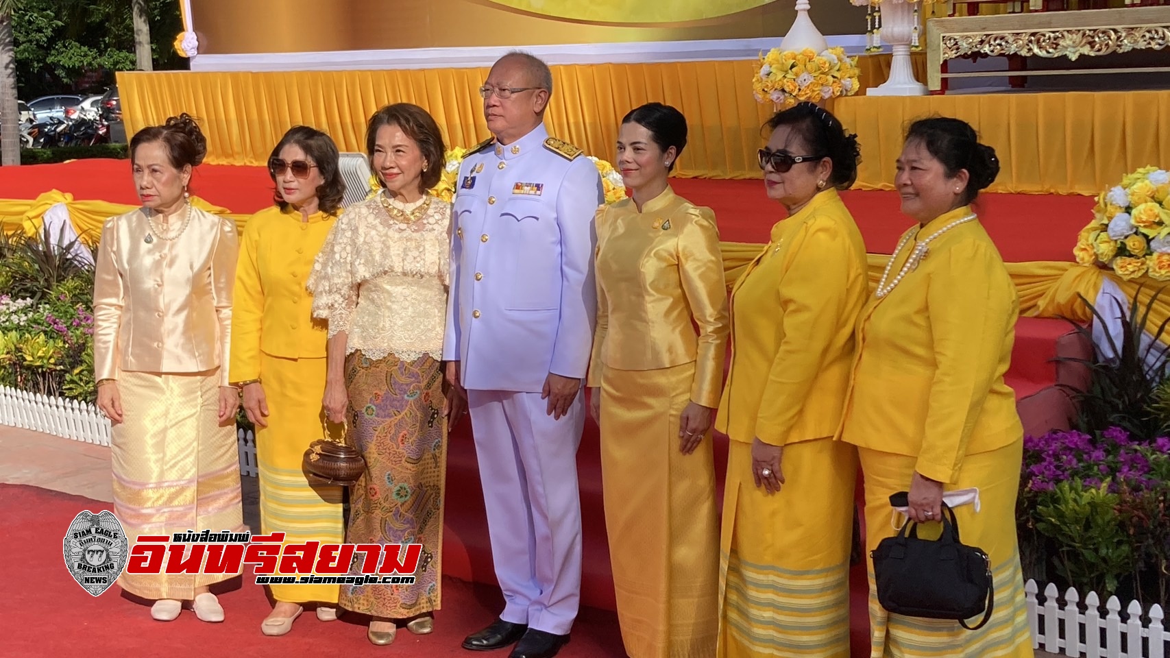 ชลบุรี-พัทยาร่วมตักบาตรพระ 72 รูป เนื่องในวันเฉลิมพระชนมพรรษา 71 พรรษา