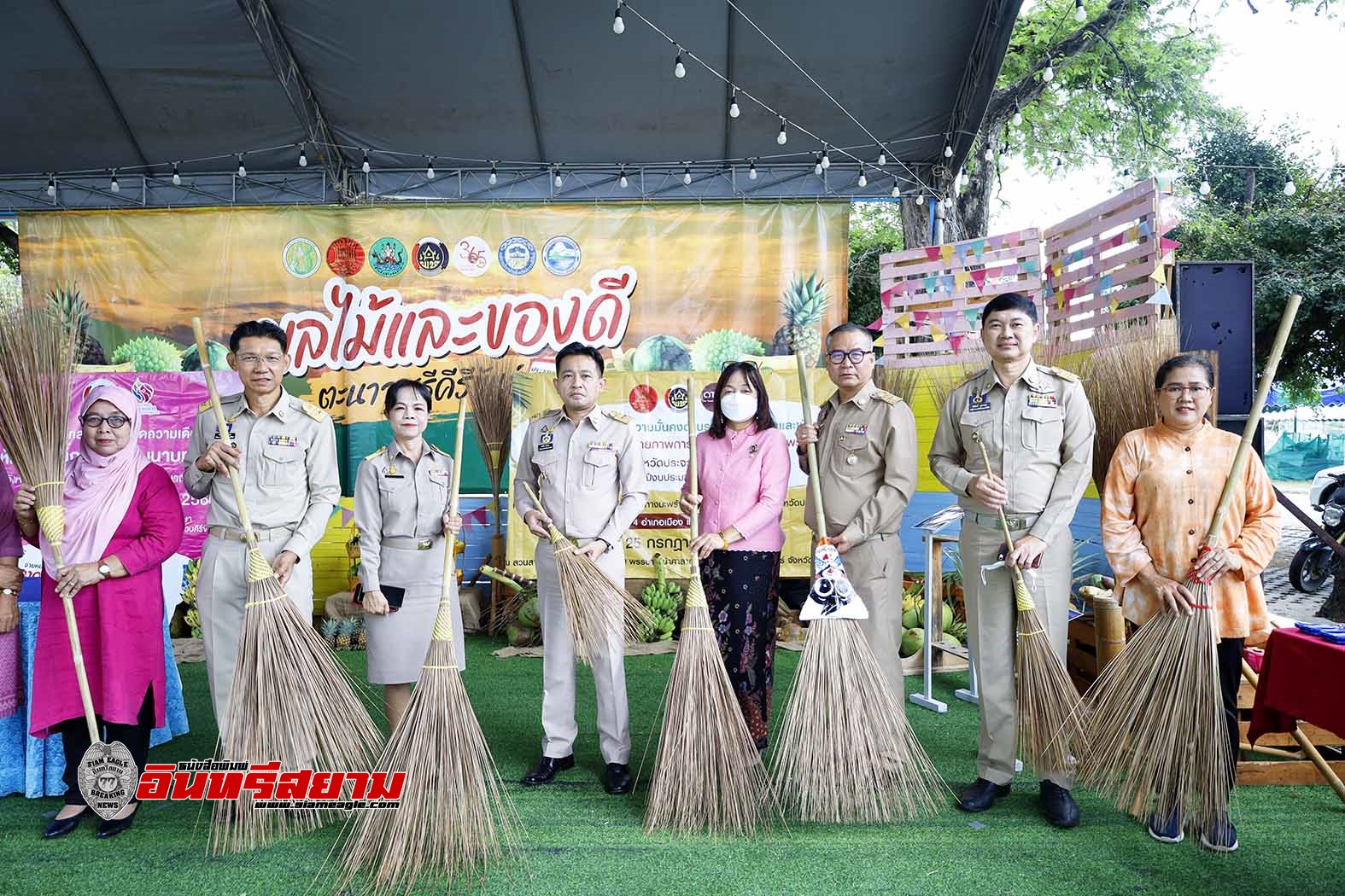 ประจวบคีรีขันธ์-จัดกิจกรรมไกล่เกลี่ยหนี้กองทุนพัฒนาบทบาทสตรี และฝึกอบรมทำไม้กวาดทางมะพร้าว