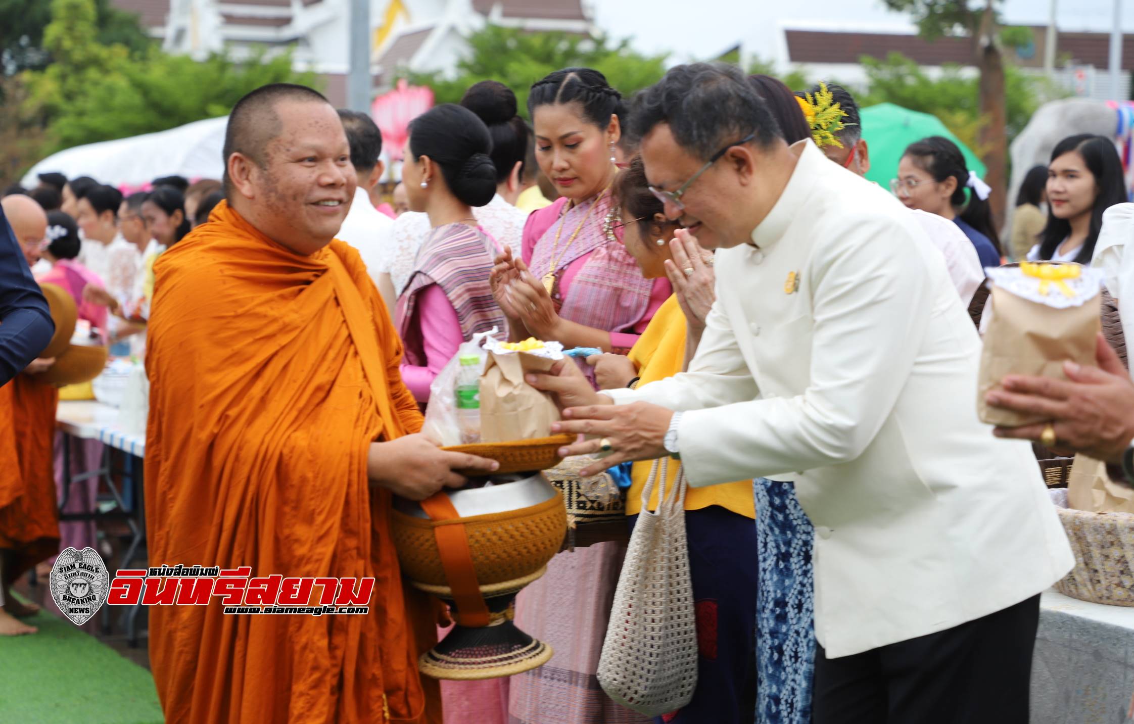 อุบลราชธานี-ทำบุญตักบาตร และเจริญพระพุทธมนต์พระสงฆ์ สามเณร 231 รูป เนื่องในวันคล้ายวันสถาปนาเมือง