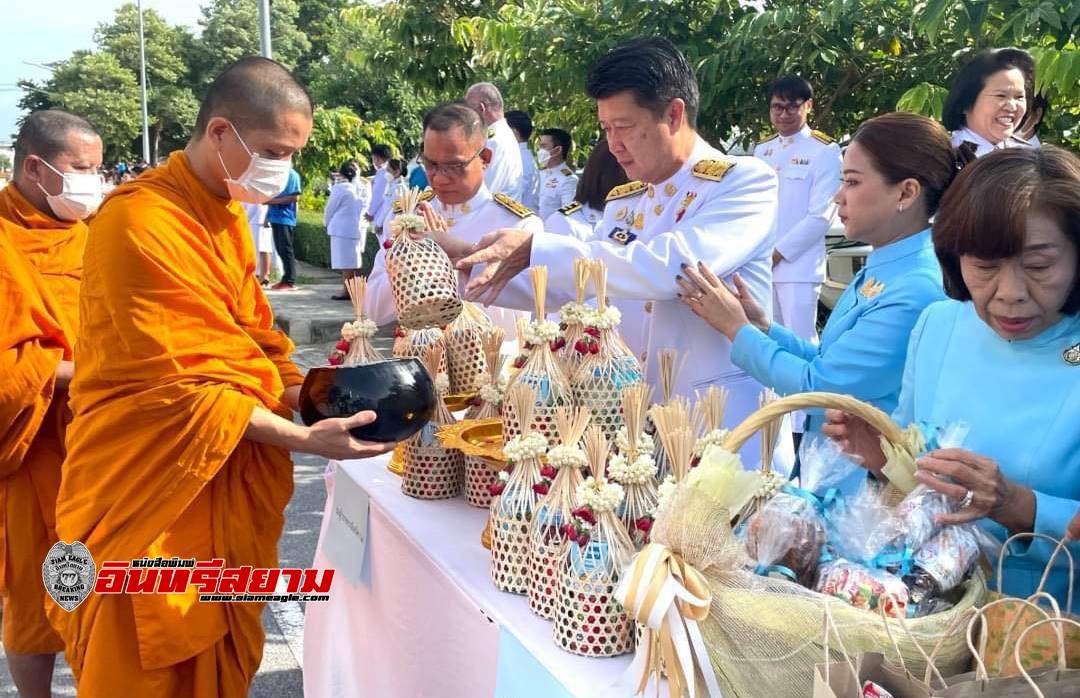 อยุธยา-ทำบุญตักบาตรข้าวสารอาหารแห้งและพิธีเจริญพระพุทธมนต์ในโอกาสมหามงคลเฉลิมพระชนมพรรษา