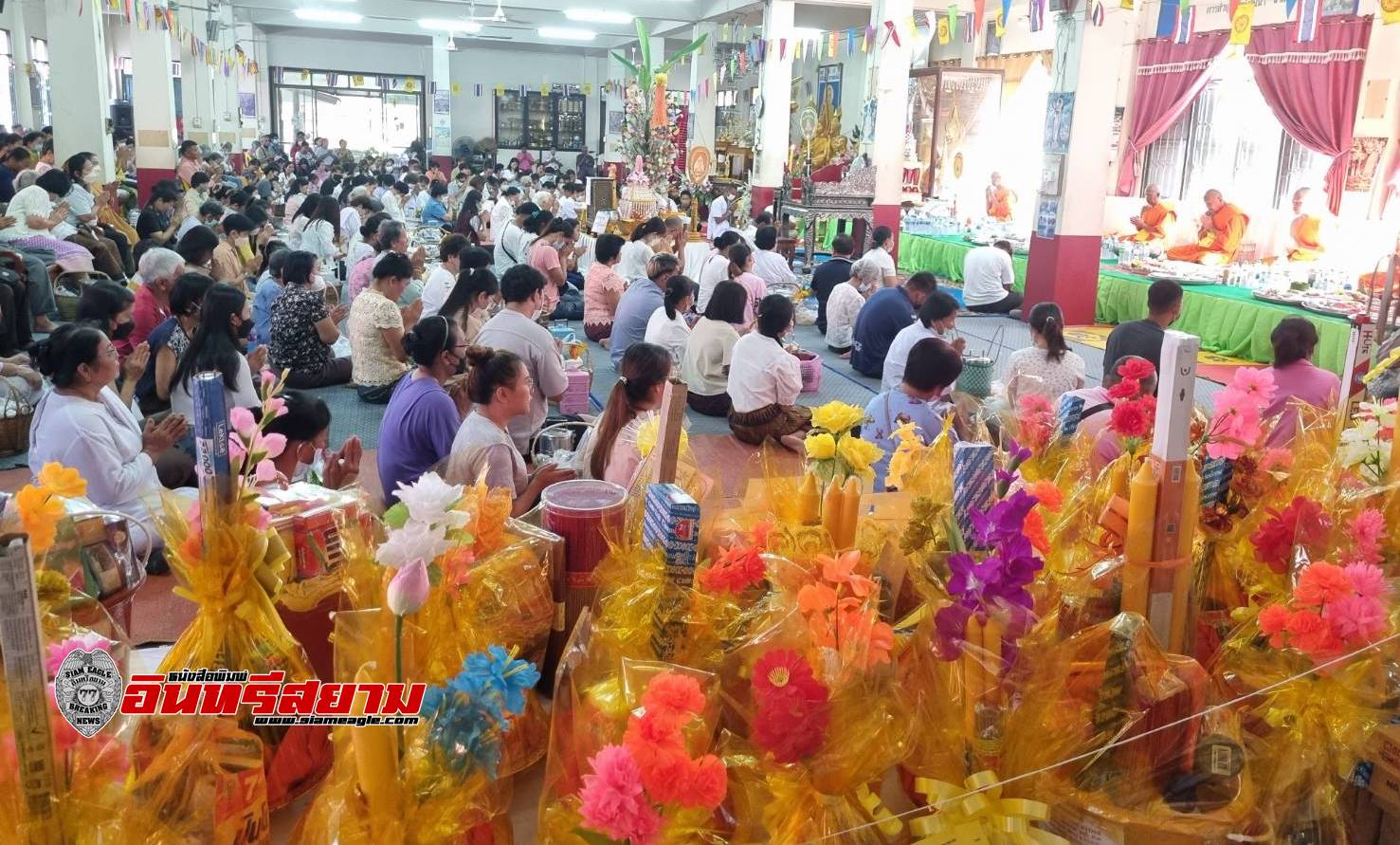 ปราจีนบุรี-พุทธศาสนิกชนทำบุญวันอาสาฬหบูชากว่า 1,000 คน แน่น 2 วัดดัง