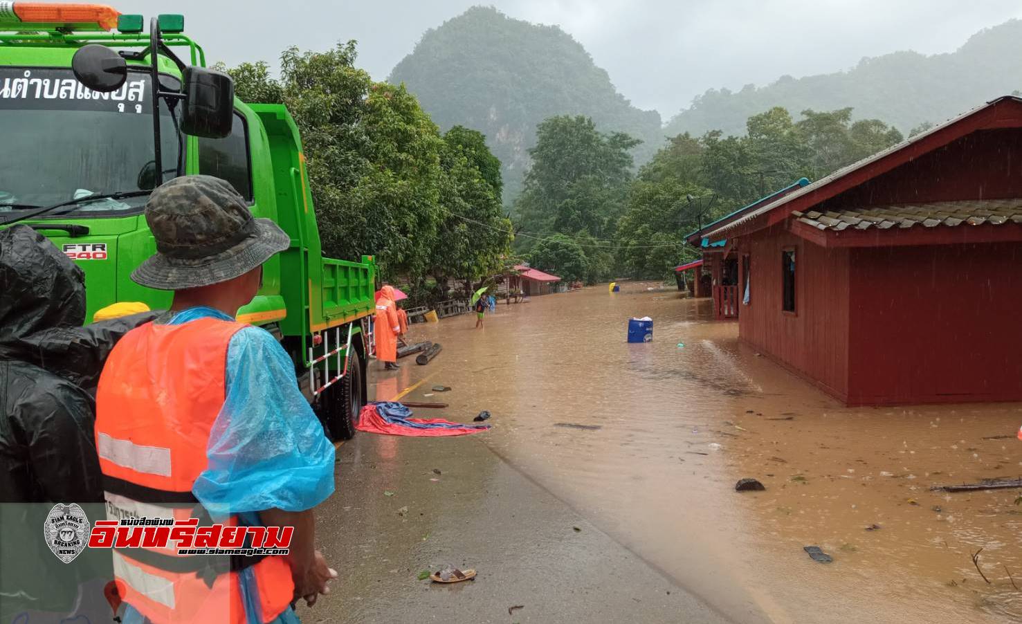 ตาก-สภ.ท่าสองยาง สายตรวจตำบลแม่อุสุ แจ้งน้ำท่วมบ้านเรือน