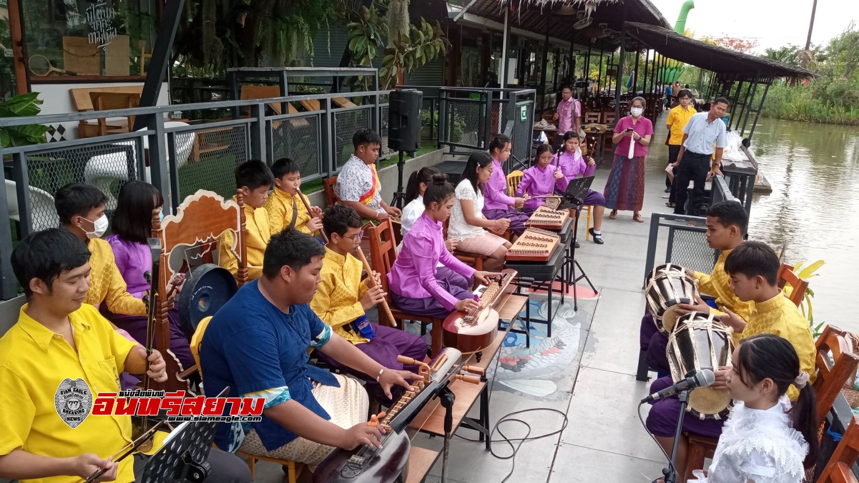 สุพรรณบุรี-คณะสูงวัยเกษียณนักเรียนจิตอาสาแชมป์ระดับประเทศรวมตัวบรรเลงดนตรีไทยเครื่องสาย
