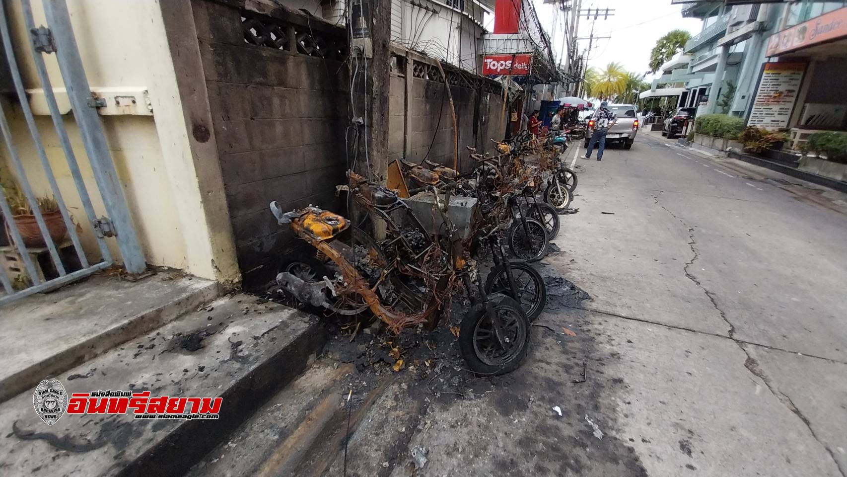 ชลบุรี-เร่งพิสูจน์ สาเหตุไฟไหม้สายไฟแล้วลุกลามไหม้รถจักรยานยนต์ 6 คัน เหลือแต่โครงเหล็ก