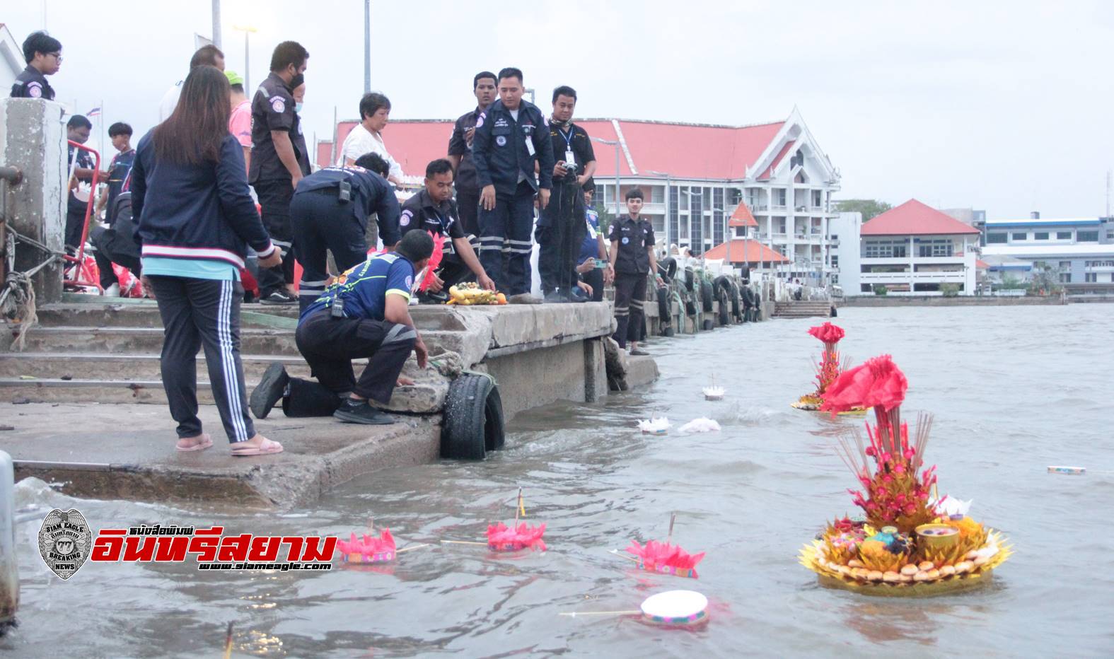 สมุทรปราการ-“มูลนิธิร่วมกุศล”ทำพิธีลอยกระทงเชิญดวงวิญญาณมารับบุญกุศลในงานทิ้งกระจาด