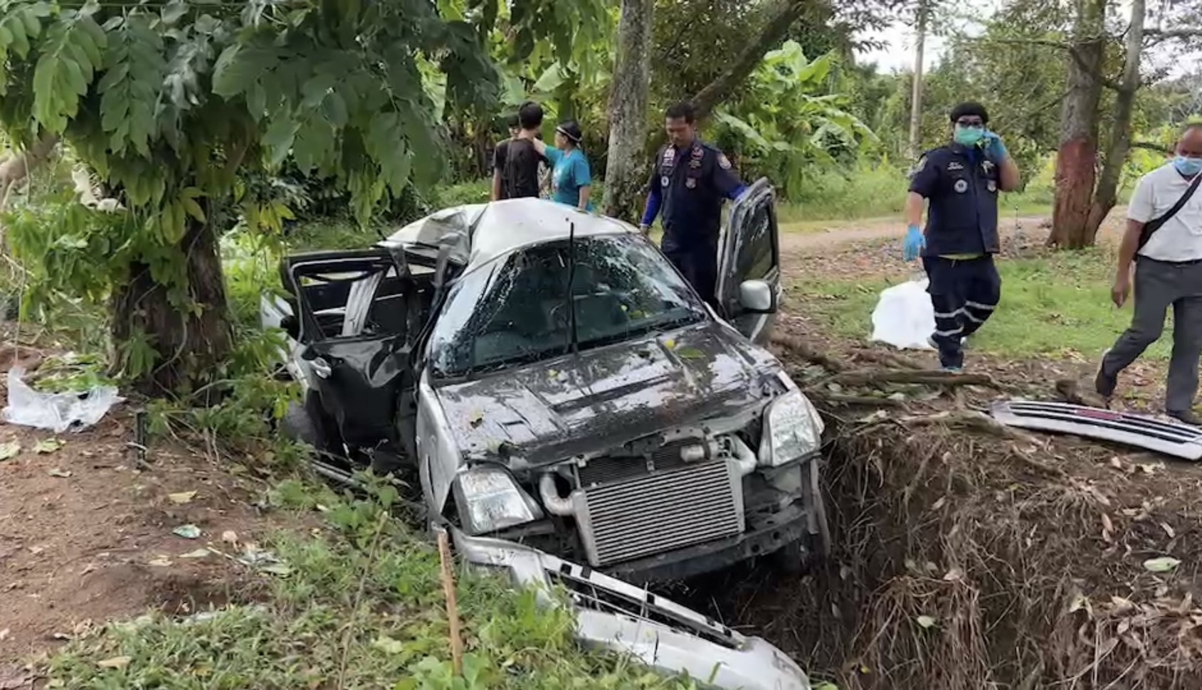 จันทบุรี-ช่างซ่อมรถยนต์ รถหลุดโค้งเสียหลักชนต้นไม้เสียชีวิตคาที่