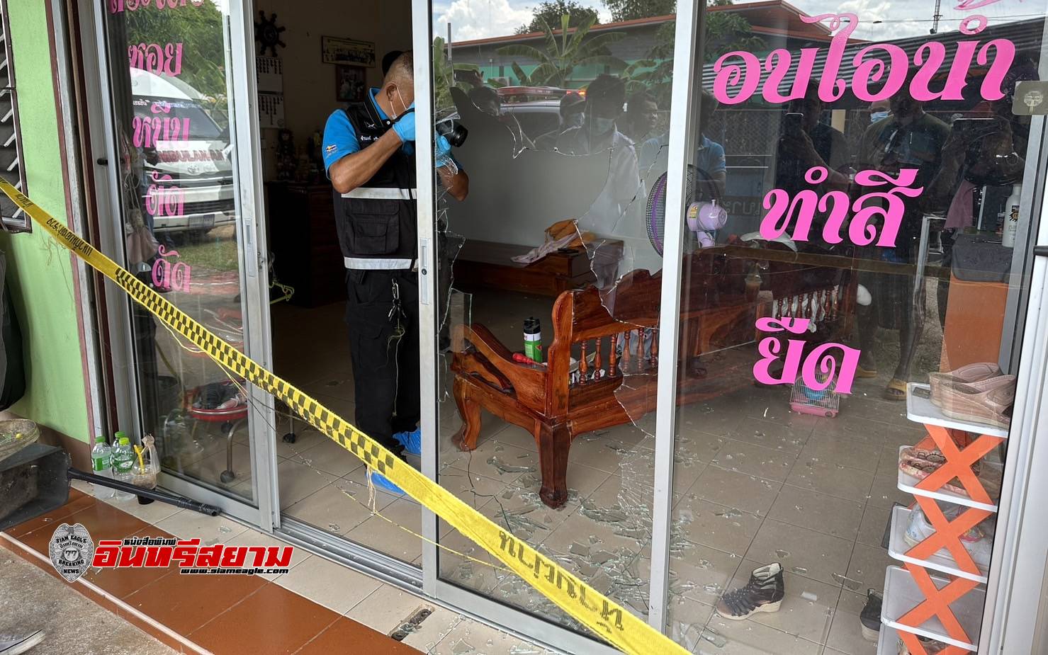ปราจีนบุรี-หนุ่มใหญ่บุกยิงกระจกหน้าห้องพักแตก ก่อนยิงม่ายสาวช่างเสริมสวย 2 นัดตายคาที่นอน