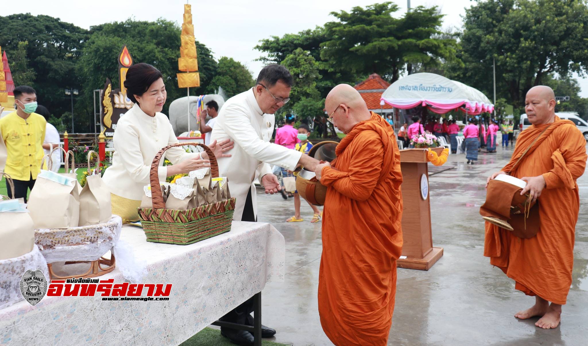 อุบลราชธานี-วันอาสาฬหบูชาจัดกิจกรรมทำบุญตักบาตร ถนนสายวัฒนธรรม